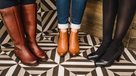 ¿Cómo combinar botas cafés con diferentes outfits?