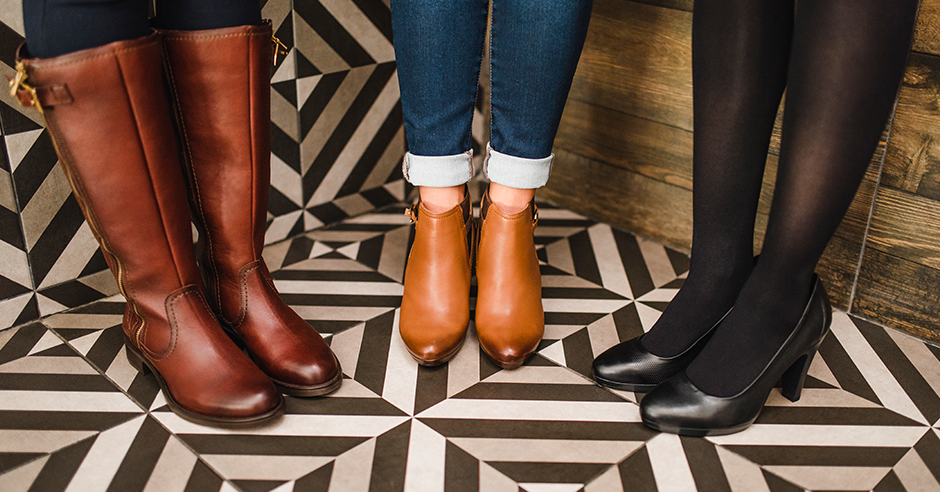 ¿Cómo combinar botas cafés con diferentes outfits?